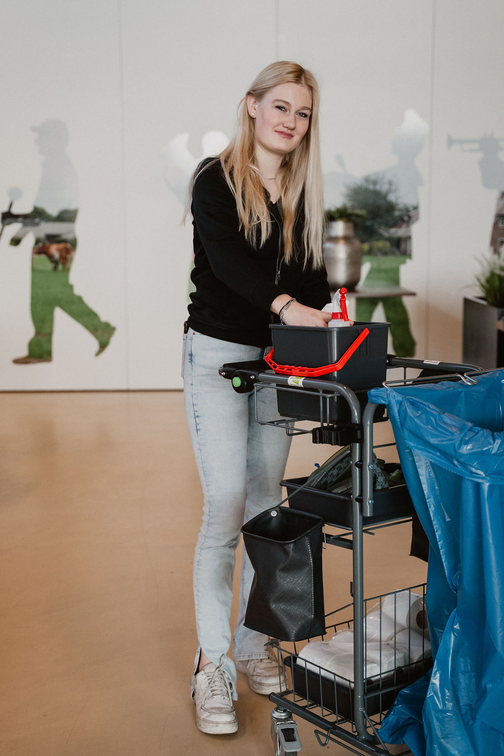 Medewerker van Poetshier met schoonmaakkar